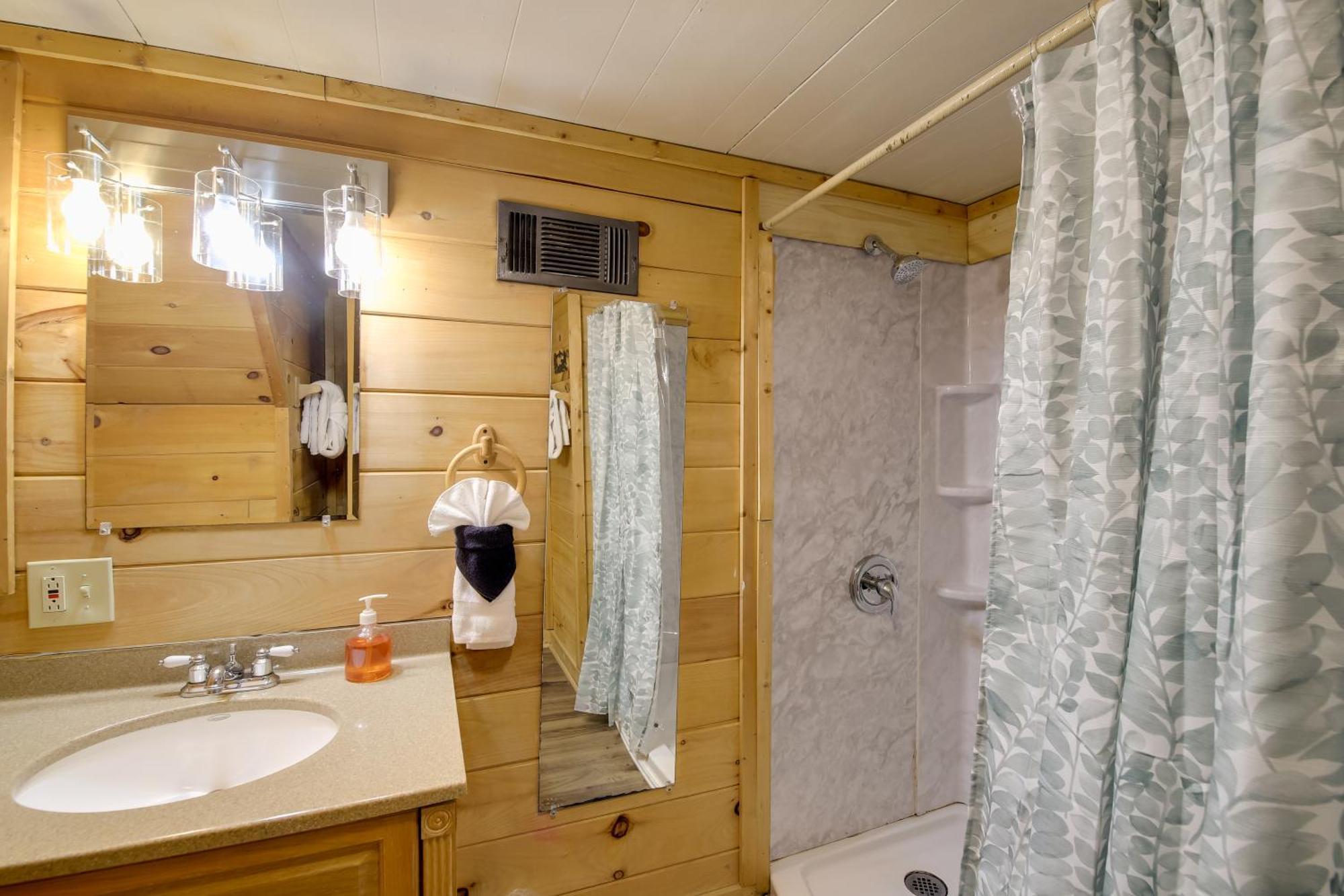 Gatlinburg A-Frame Home With Hot Tub Near Parkway Extérieur photo