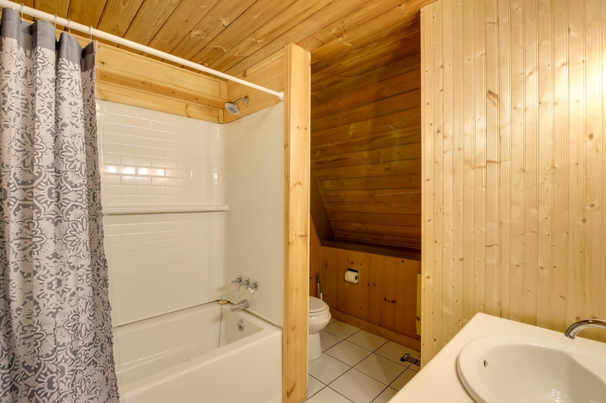 Gatlinburg A-Frame Home With Hot Tub Near Parkway Extérieur photo